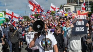 anti-mass-migration-protesters-descend-on-portsmouth,-police-arrest-man-in-burqa-after-face-mask-ban