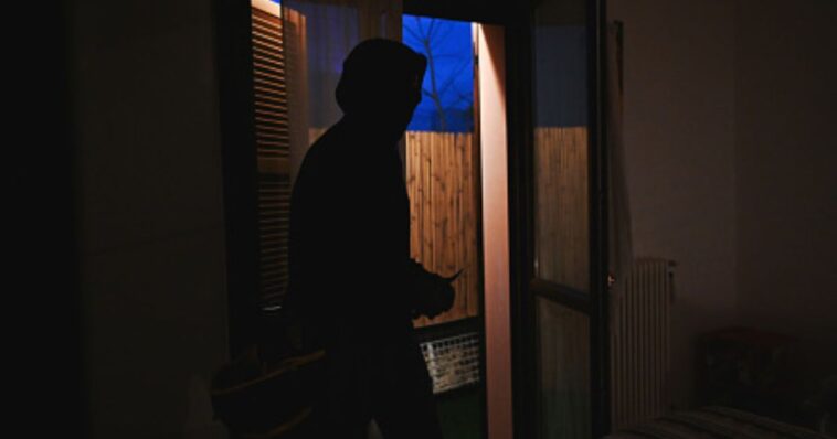 burglar-armed-with-submachine-gun-raids-missouri-house:-the-homeowner-sent-him-home-in-a-body-bag