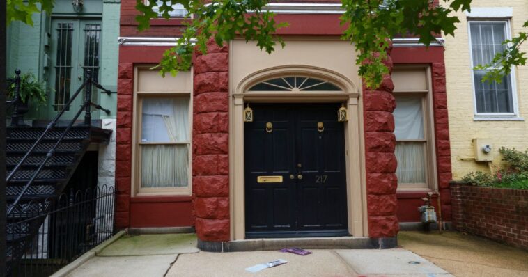 breaking-video:-police-gathered-at-mitch-mcconnell’s-residence-–-comes-after-95-days-away-from-senate,-questions-about-health-concerns