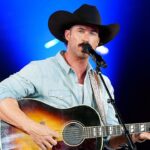 ‘how-can-you-fight-during-a-love-song?’-riley-green-defuses-crowd-fight-at-new-mexico-show