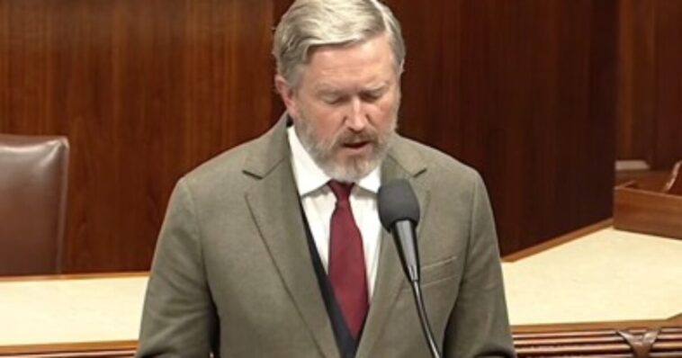 disgraced-rino-thomas-massie-files-eight-articles-of-impeachment-against-war-secretary-pete-hegseth-(video)
