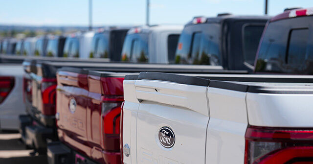 ford-recalls-220,000-f-150-trucks-due-to-fuel-tanks-coming-loose,-falling-off