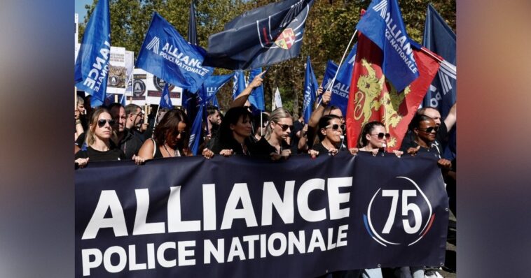 thousands-of-french-police-officers-flood-paris’-streets-to-protest-for-better-working-conditions