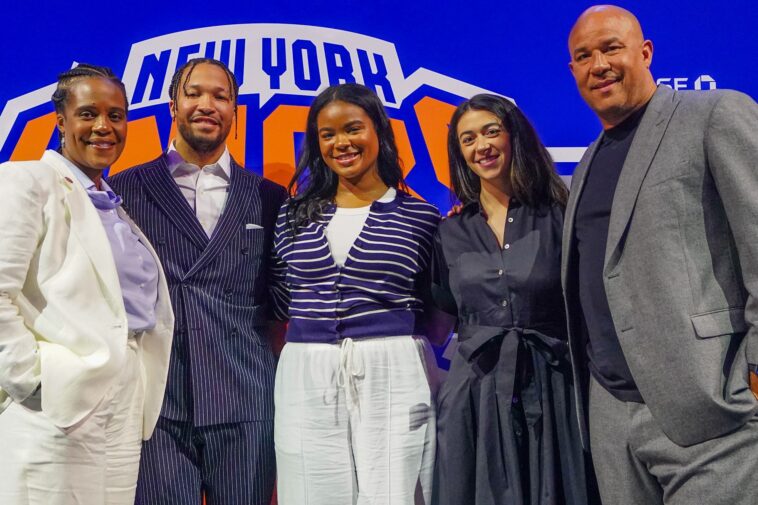 jalen-brunson-launching-new-management-group-with-mom-and-sister-focusing-on-‘off-court-business’