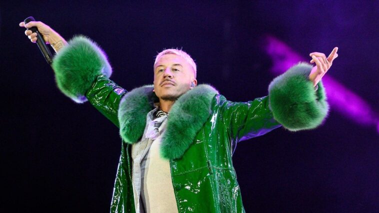 macklemore’s-long-history-of-controversy-from-grammy-wins-to-‘free-palestine’-concert-remarks