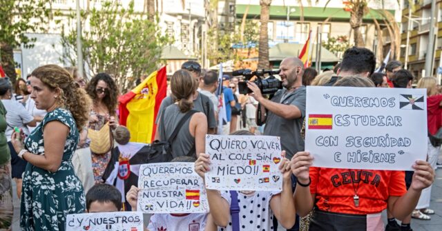 watch:-ceuta-residents-form-human-chain-to-protest-new-migrant-shelter