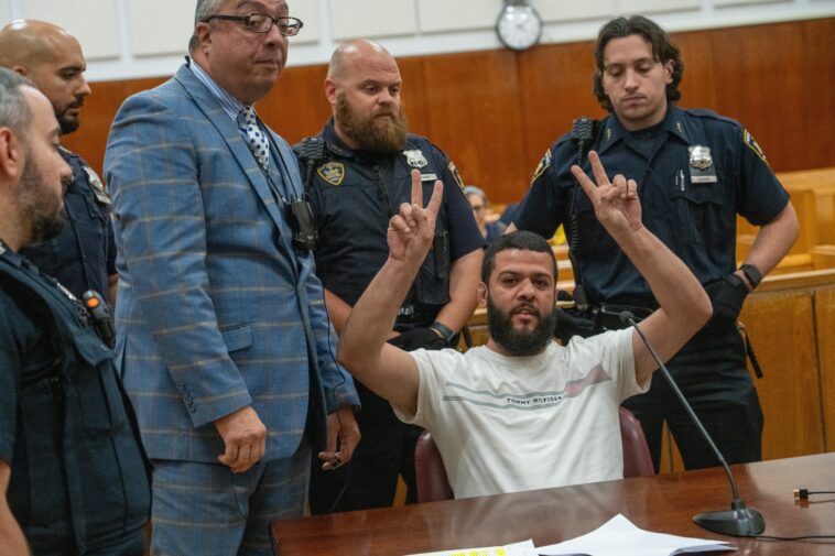 jew-hating-attacker-flashes-wild-‘victory-sign’-after-nyc-judge-hands-him-light-sentence-for-antisemetic-assault