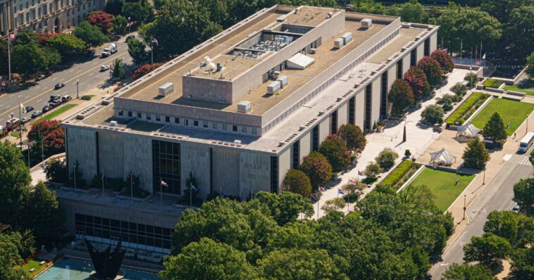 trump-admin-preparing-to-place-warning-signs-around-smithsonian-american-history-museum