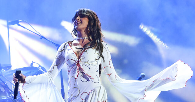 country-star-ella-langley’s-‘choosin’-texas’-ties-mariah-carey’s-christmas-classic-for-most-weeks-at-#1-on-billboard-chart