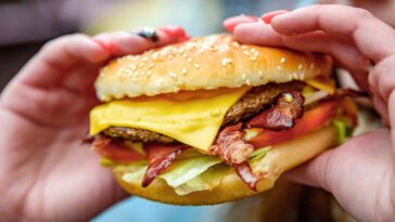 the-best-cheese-for-a-burger,-according-to-an-expert,-and-why-some-popular-picks-fall-flat