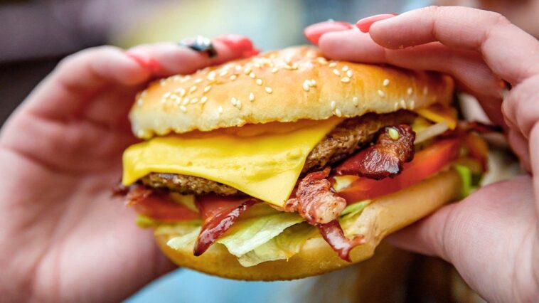 the-best-cheese-for-a-burger,-according-to-an-expert,-and-why-some-popular-picks-fall-flat