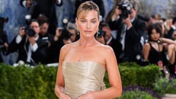margot-robbie-turns-heads-in-blue-bikini-on-set-of-new-‘ocean’s-eleven’-prequel