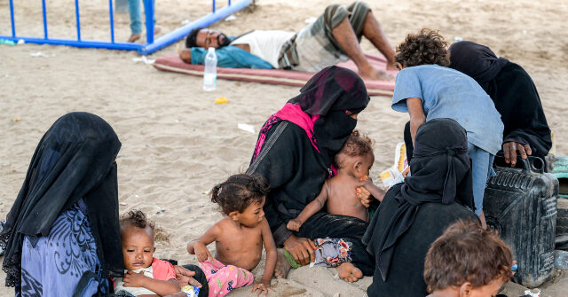 yemeni-civilians-flee-as-houthi-saudi-conflict-continues