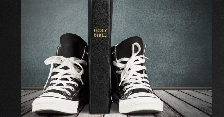 high-school-football-team-shines-‘the-light-of-jesus’-by-giving-every-opponent-a-bible-after-games