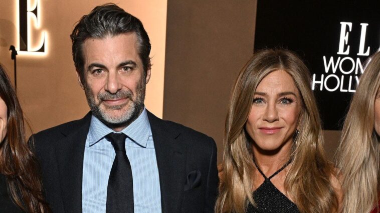 jennifer-aniston’s-romance-with-jim-curtis-faces-celebrity-relationship-trap,-expert-warns