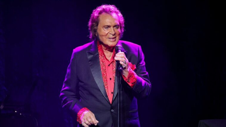 engelbert-humperdinck-reveals-how-an-untied-shoelace-saved-his-life-during-british-army-service