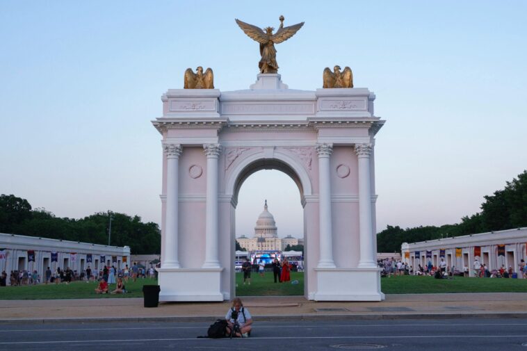 trump-says-triumphal-arch-will-double-as-‘top-grade-military-complex’