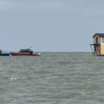 boater-freaks-out-locals-by-tugging-entire-house-across-san-pablo-bay