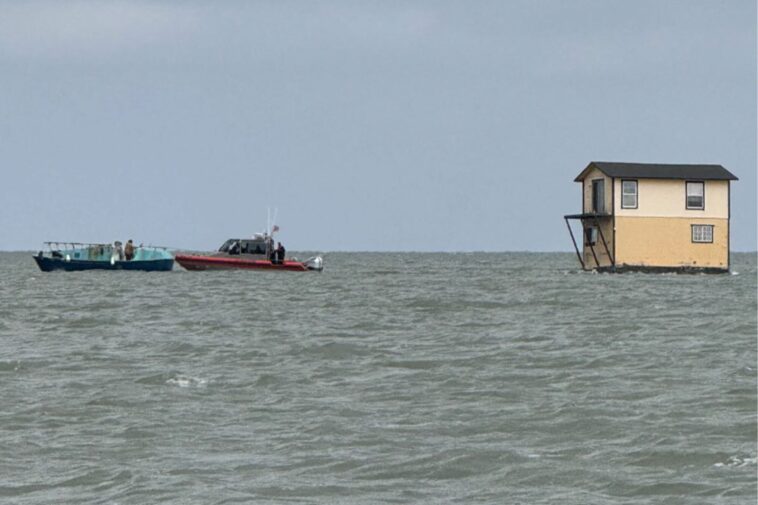 boater-freaks-out-locals-by-tugging-entire-house-across-san-pablo-bay