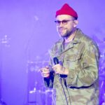 gorillaz-frontman-damon-albarn-holds-up-palestinian-flag-during-show-after-macklemore-tour-removal