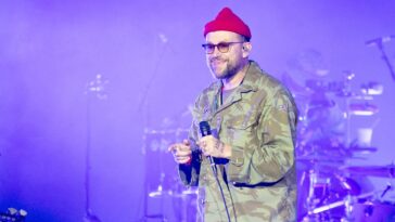 gorillaz-frontman-damon-albarn-holds-up-palestinian-flag-during-show-after-macklemore-tour-removal