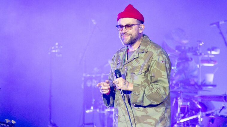 gorillaz-frontman-damon-albarn-holds-up-palestinian-flag-during-show-after-macklemore-tour-removal