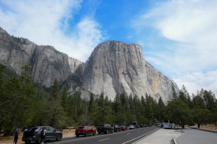 helicopter-crashes-in-yosemite-national-park-while-fighting-wildfires,-killing-two