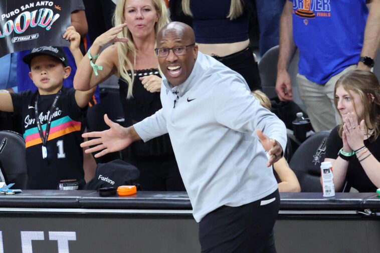 knicks-have-mike-brown’s-new-replay-‘challenge-guy’-after-jordan-brink-left-for-bulls