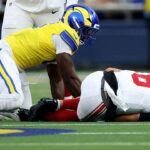 giants-quarterback-jaxson-dart-suffers-knee-injury-against-rams,-possible-mcl-issue-feared