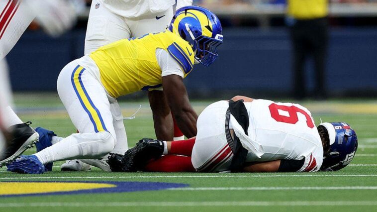 giants-quarterback-jaxson-dart-suffers-knee-injury-against-rams,-possible-mcl-issue-feared