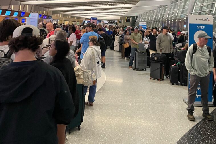 chaos-at-major-california-airport-as-passengers-stuck-in-miserable-lines-due-to-mass-outage