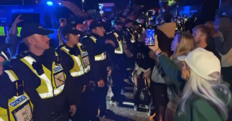 british-migration-revolt:-citizens-blockade-gosport-harbor-while-mass-police-presence-tries-to-bring-inflatable-boat-invaders-into-the-country-(videos)