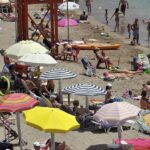 violent-brawl-over-lounge-chairs-at-famous-beach-leaves-one-man-dead,-others-facing-charges