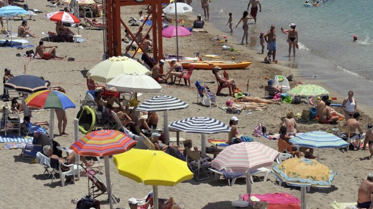 violent-brawl-over-lounge-chairs-at-famous-beach-leaves-one-man-dead,-others-facing-charges
