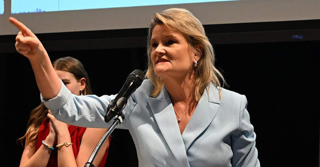 kansas-democrat-cindy-holscher-says-she-isn’t-a-socialist,-but-campaigns-with-one-the-next-day