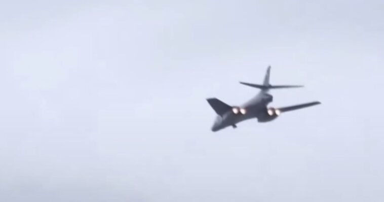 watch:-trump-buzzes-b-1-bombers-over-xi-jinping-during-welcome-ceremony