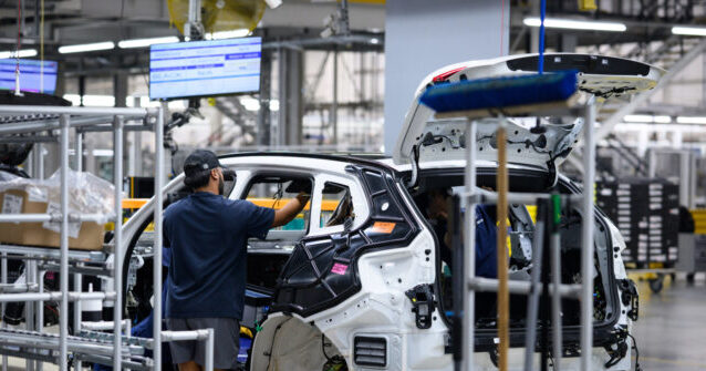 us.-business-continues-to-boom-as-factory-activity-surges