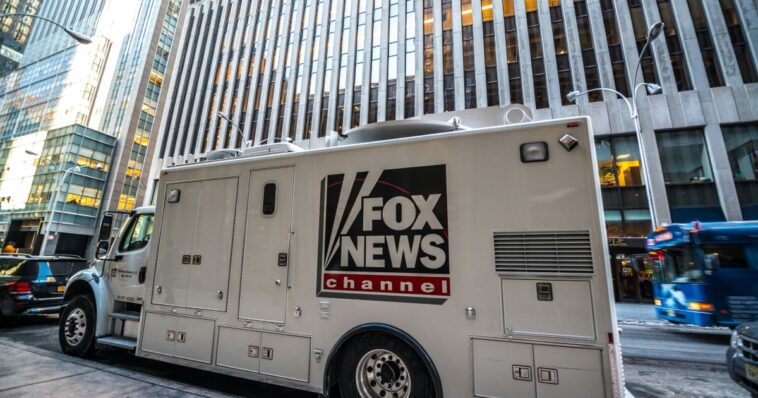 trump-advisor-calls-on-admin-to-suffocate-fox-news,-ban-everyone-from-speaking-to-network:-‘cnn-with-better-lighting’