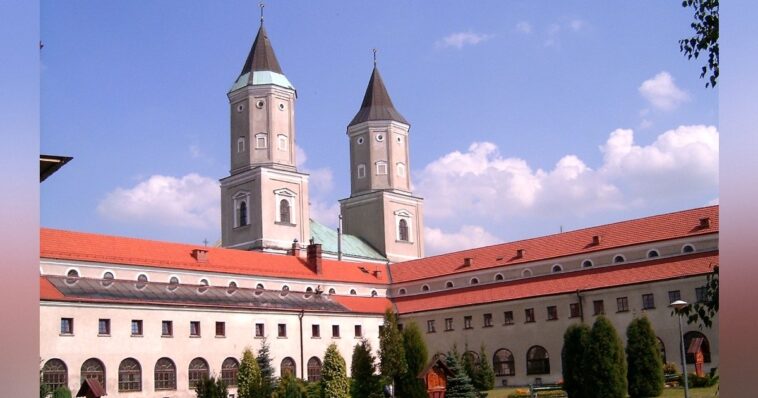 polish-priest-killed,-four-others-stabbed-by-ukrainian-refugee-in-abbey-attack