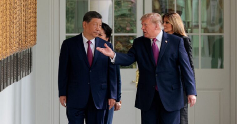 watch:-xi-descends-into-laughter-as-trump-shows-off-‘president-autopen’-picture-in-place-of-joe-biden’s-portrait