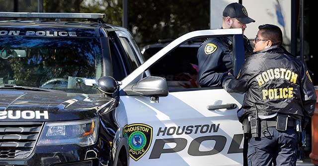 houston-police:-intruder-kicks-in-door,-gets-shot-by-elderly-homeowner