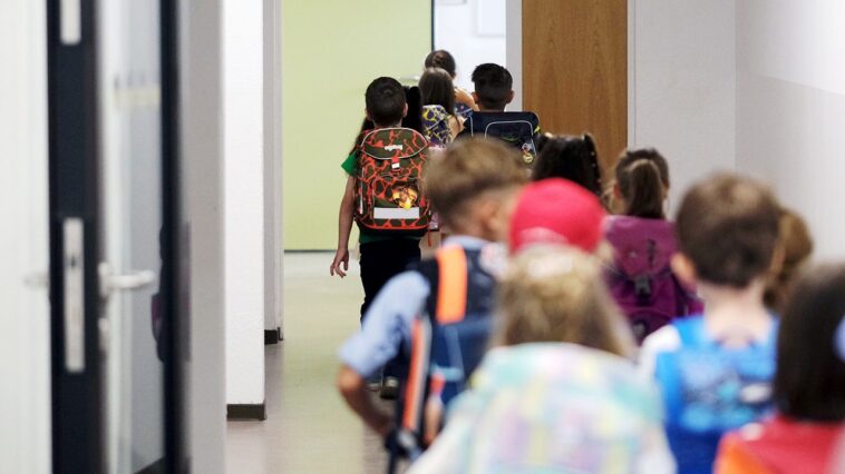 social-worker-sues-after-she-says-she-refused-to-conceal-students’-gender-transitions-from-parents