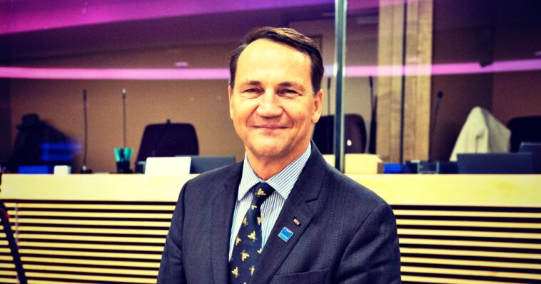 polish-foreign-minister-sikorski-confirms-advanced-negotiations-for-new-us-military-base-in-the-country,-housing-10,000-troops