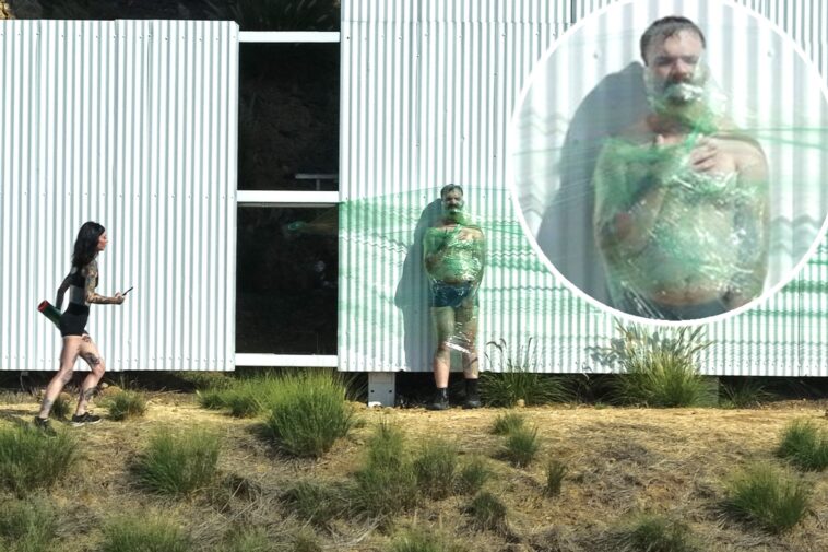 hollywood-sign-hijacked-by-daredevil-artist-and-mummified-man