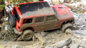 freak-storm-sweeps-jeep-passengers-hundreds-of-feet-down-riverbed-in-socal-mountains
