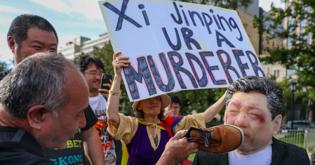 large-crowds-protest-against-chinese-communism-outside-wh-during-state-dinner-for-xi