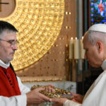 watch:-pope-leo-xiv-kisses-jesus’-crown-of-thorns-in-renovated-notre-dame