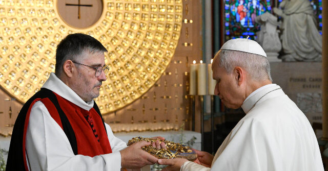 watch:-pope-leo-xiv-kisses-jesus’-crown-of-thorns-in-renovated-notre-dame