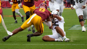 oregon-ducks-qb-dante-moore-carted-off-the-field-after-a-vicious-hit-to-the-head-against-usc