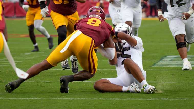 oregon-ducks-qb-dante-moore-carted-off-the-field-after-a-vicious-hit-to-the-head-against-usc